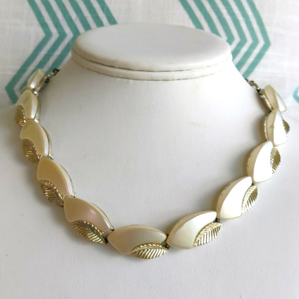 VTG 50's lucite collar/choker #278